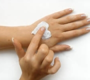 Защита рук во время уборки. Маска и скраб для рук в домашних условиях
