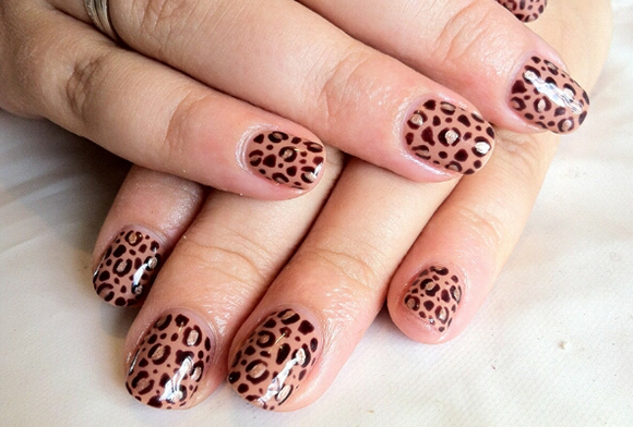 Дизайн ногтей с леопардовым рисунком